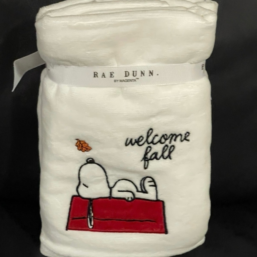 Peanuts White Bath Towel with Snoopy and Red Accents